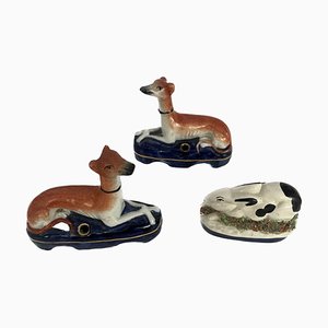 Tintero Staffordshire antiguo con perros y conejos. Juego de 3