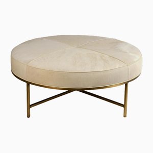 Otomana de tambor de latón patinado y cuero blanco de Atelier Cabanel