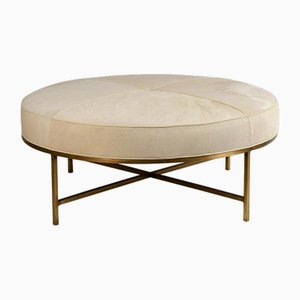 Otomana de tambor de latón patinado y cuero blanco de Atelier Cabanel