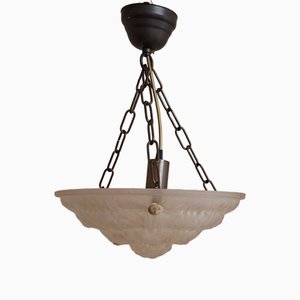 Französische Art Deco Deckenlampe mit Lampenschirm aus mattem Pressglas mit Blumendekor auf Messinghalterung von Degue, 1930er