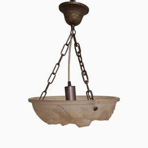 Französische Art Deco Deckenlampe mit mattem Pressglasschirm & Blumendekor auf Messinghalterung von J. Mougin