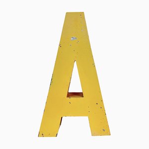 Großer gelber Vintage Buchstabe A aus Eisen, 1960er