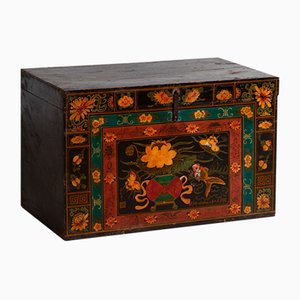 Antike chinesische Truhe mit Blumenmuster, 1900er