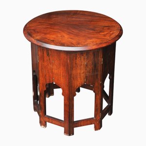 Mesa de té antigua de madera maciza con adornos florales de latón, década de 1890