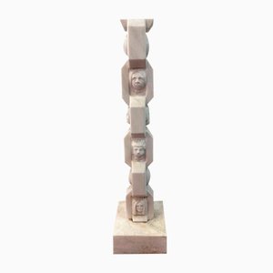 Totem in marmo bianco su piedistallo con firma