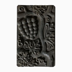 Schwedisches Grace Gusseisen Relief von Anna Petrus, 1920er