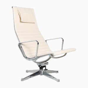 Poltrona Ea 124 di Charles & Ray Eames per Herman Miller