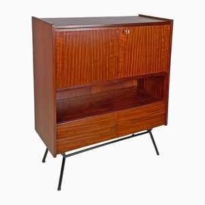 Alacena italiana Mid-Century moderna de madera y latón con puertas y cajones, años 60