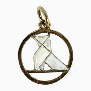 Colgante de encanto francés Art Déco con pájaro de origami blanco esmaltado en oro amarillo de 18 k, década de 1890