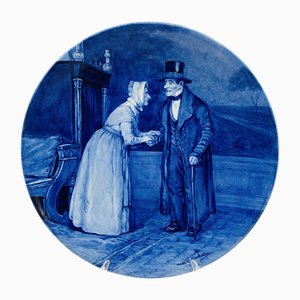 Porzellan Wandteller von Älteres Paar im Wohnzimmer von Royal Delft, 1912