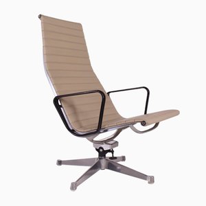 Poltrona EA 124 girevole in alluminio di Charles & Ray Eames Herman Miller, anni '80