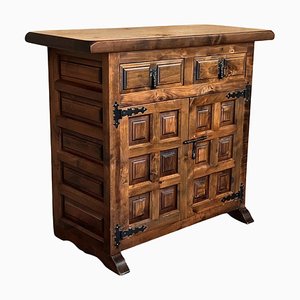 Credenza o buffet toscano a due cassetti in legno di noce intagliato, Spagna, XIX secolo, 1890