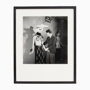 Denise Bellon, Maurice Henry e il suo manichino, Fotografia, 1938, Incorniciato