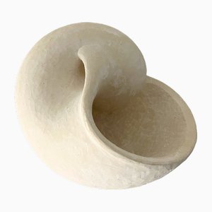 Roger Denton, Große handgeschnitzte Muschelskulptur, 2000er, Kalkstein