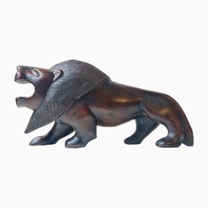 Leone in legno scuro intagliato