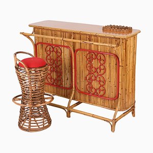 Dry bar con sgabello in vimini, bambù e vimini attribuito a Tito Agnoli, Italia, anni '50, set di 2