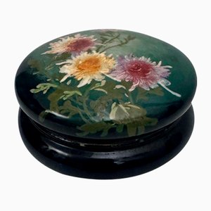 Caja de caramelos barbotina impresionista decorada con dalias, década de 1890