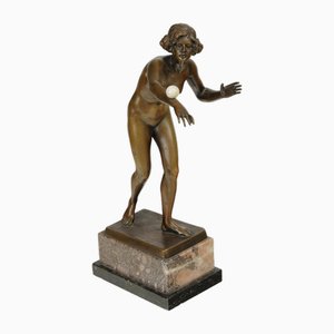 Gotthilf Jäger, figura desnuda balanceando una pelota, finales de 1800, bronce