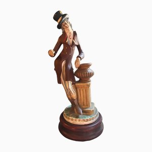 Escultura de cerámica pintada a mano de un caballero sobre un pedestal apoyado en un ánfora de Tarik, 1950-1960