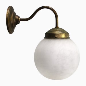 Französische Wandleuchte aus weißem Marmor mit Opalglas und Messing
