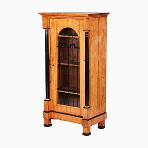 Biedermeier Vitrine aus Nussholz, Österreich, 1820er