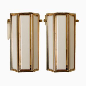 Lámparas de pared de vidrio blanco y latón atribuidas a Glashütte Limburg, años 70. Juego de 2