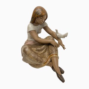 Figura de niña de cerámica con paloma de Lladro, 1982