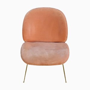 Sillón Beetle de terciopelo rosa de Gamfratsei para Gubi