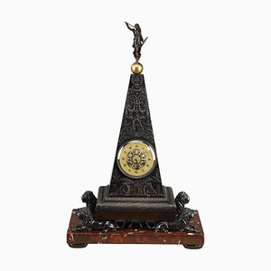 Charles X Obelisk Uhr aus patinierter und vergoldeter Bronze, 1820er