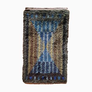 Alfombra Rya Mid-Century moderna de pelo alto a rayas triangulares en azul, Suecia, años 60