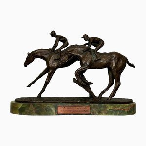 Escultura de bronce con vallas de triunfo al galope de caballos de carrera pequeños y jinetes