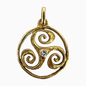 Colgante Triskelion francés de oro amarillo de 18 kt con diamantes de Pierre Toulhart, años 70