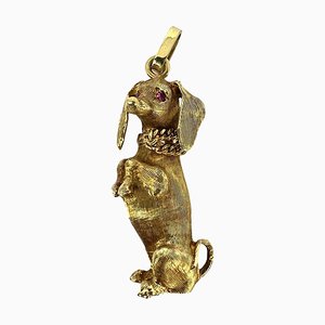 Großer 18 Karat Gelbgold Anhänger mit Hund Dackel und Rubin, 1950er