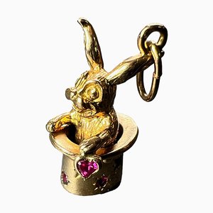 Französischer Rabbit in Magician's Hat Charm Anhänger aus 18 Karat Gelbgold mit Rubin, 1950er