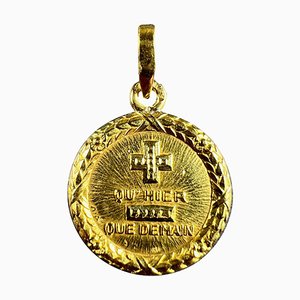 Französische 18 Karat Gelbgold Plus Quhier More Than Yesterday Love Medal Anhänger von Augis, 1950er