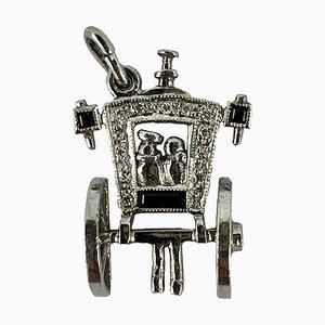 Art Deco Just Married Carriage Charm Anhänger mit Platin Diamanten, 1920er