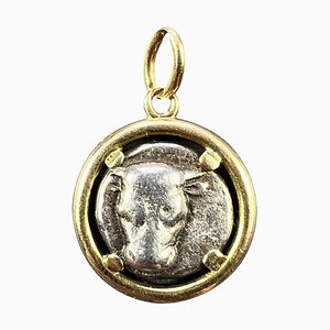 Colgante de plata con forma de cabeza de toro y Artemisa en oro amarillo de 18 k, años 30
