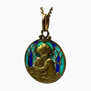 Medalla con colgante Plique a Jour de Jesús Lamb of God esmaltado en oro amarillo de 18 k de Becker, años 20