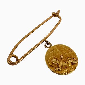 Französische Baby-Medaille Sicherheitsnadel 18 Karat Gelbgold Brosche mit Charm-Anhänger, 1890er