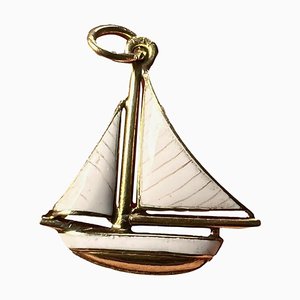 Colgante de yate de vela blanco esmaltado en oro amarillo de 14 k, años 50