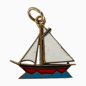 Segelyacht Anhänger aus 14 Karat Gelbgold mit Emaille-Anhänger, 1950er