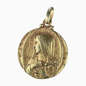 Französischer Becker Anhänger aus 18 Karat Gelbgold mit St. Therese Charm, 1920er