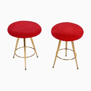 Taburetes con trípode italianos Mid-Century de terciopelo rojo y latón de Gio Ponti, años 50. Juego de 2