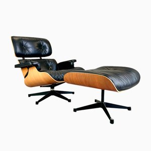 Poltrona nera con poggiapiedi di Charles & Ray Eames per Vitra, anni 2010, set di 2