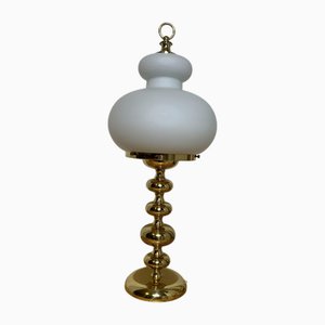 Lámpara de mesa vintage de latón pulido con cúpula de vidrio esmerilado de Peill & Putzler, años 60