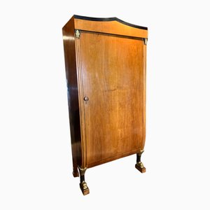Armadio Biedermeier con intagli intricati e forma di urna