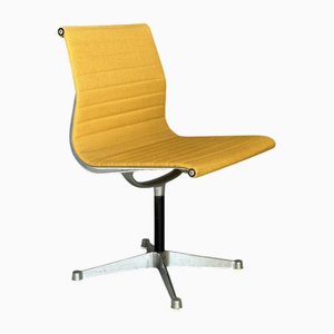 Chaise Ea105 avec Siège Pivotant Jaune par Charles Eames pour Herman Miller, 1960s
