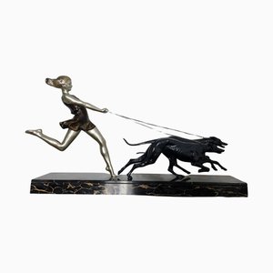 Geo Maxim, Art Deco Skulptur eines jungen Mädchens, das mit Windhunden läuft, 1920er, Metall auf Marmorsockel