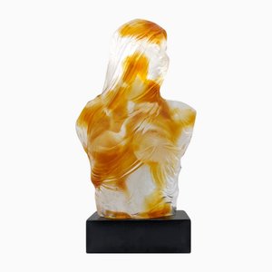 Escultura de busto femenino de cristal de Murano con reflejos en ámbar de YourMurano