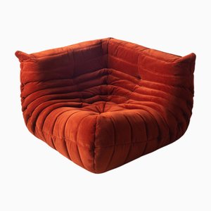 Sedia angolare Togo in velluto a coste color ambra di Michel Ducaroy per Ligne Roset
